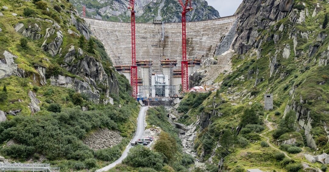 Modular Dam Use of modular scaffolding in the construction of a dam wall | 1,900 ...